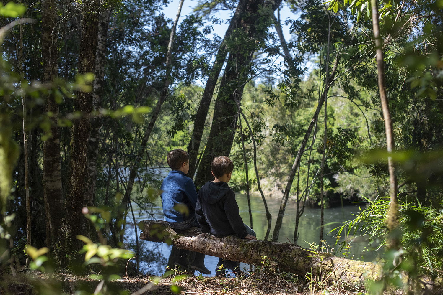 fotos huillin alta-145 Niños sentados a la orilla del rio Parque Huillín